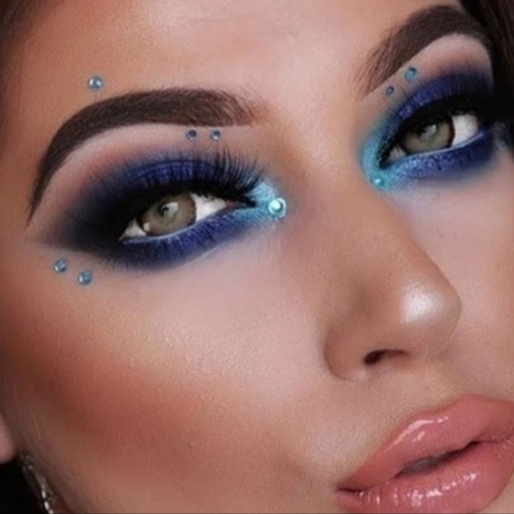 Eloise The Queen Eyeshadow Palette - Picture 4 of 6